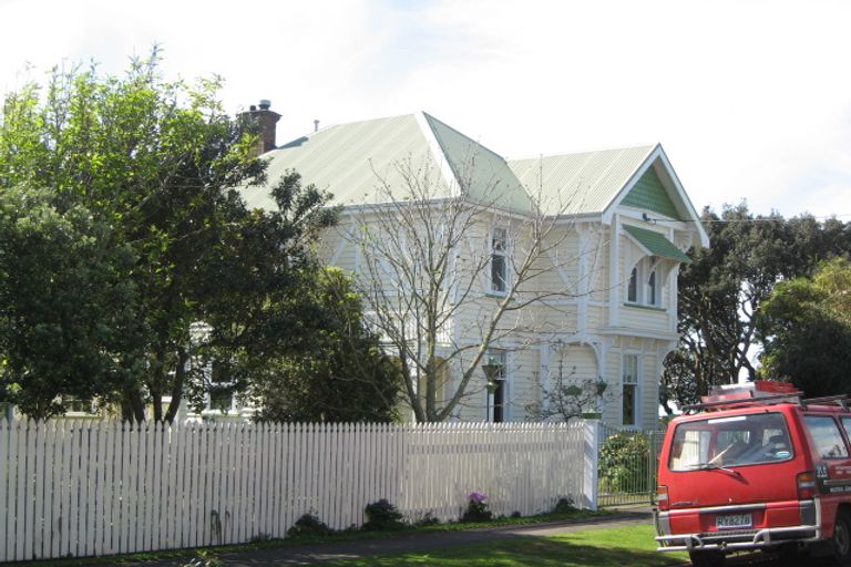 Photo of property in 215 Gill Street, Strandon, New Plymouth, 4312