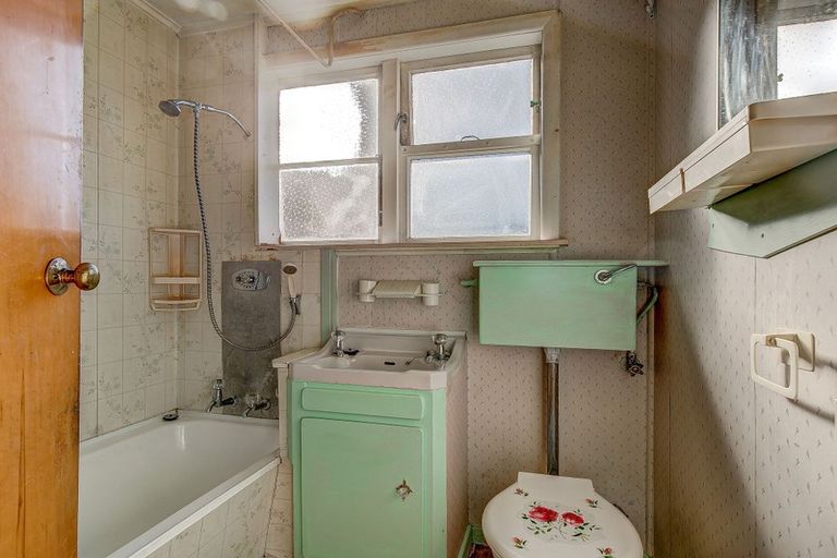 Photo of property in 19 Franklyn Road, Tawa, Wellington, 5028