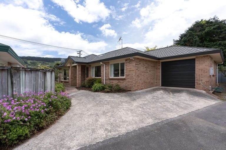 Photo of property in 1b Kereru Bend, Tawa, Wellington, 5028