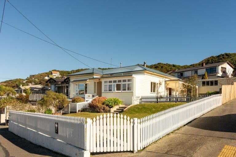 Photo of property in 42 Eden Street, Island Bay, Wellington, 6023