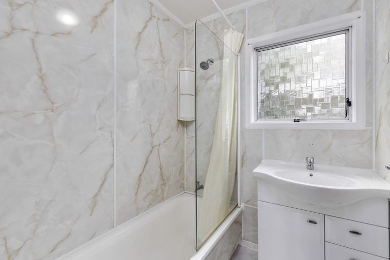 Photo of property in 2/12 Scarlock Avenue, Browns Bay, Auckland, 0630