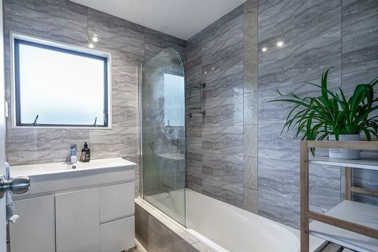 Photo of property in 1/13 Martin Place, Kelston, Auckland, 0602