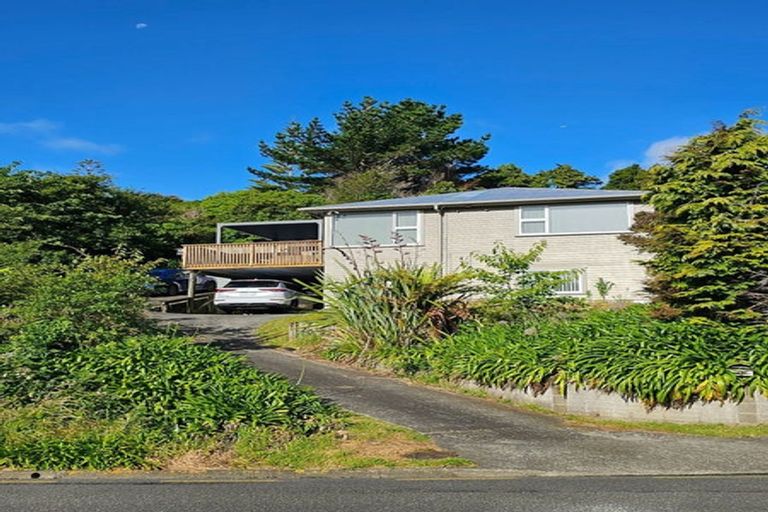 Photo of property in 1 Taylor Terrace, Tawa, Wellington, 5028
