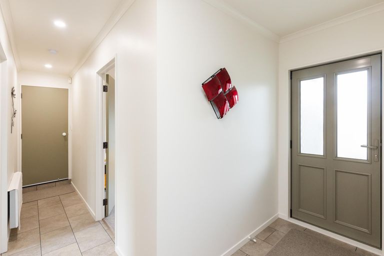 Photo of property in 63 Pacific Drive, Fitzherbert, Palmerston North, 4410