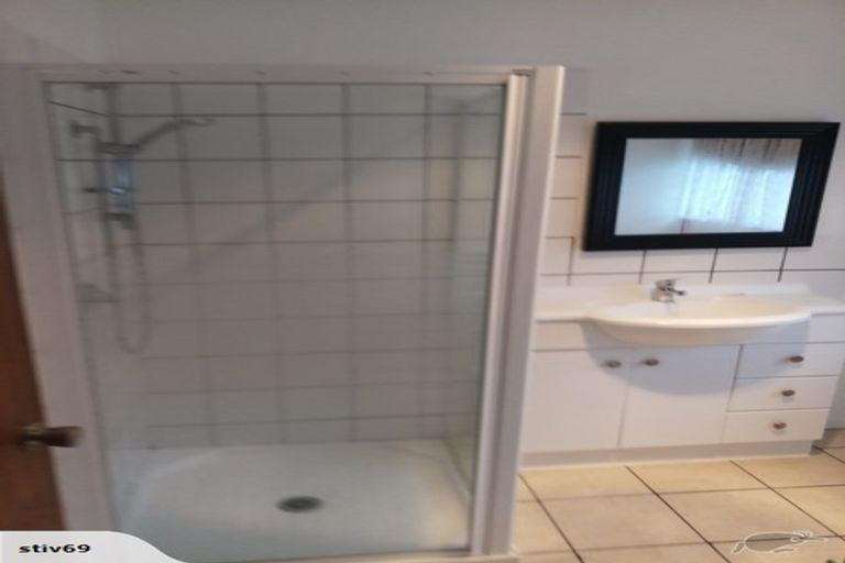 Photo of property in 37 Cascades Road, Pakuranga Heights, Auckland, 2010