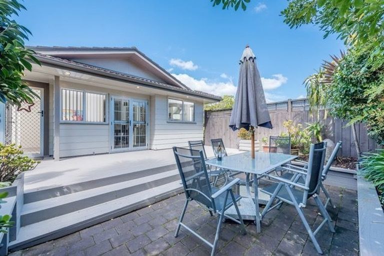 Photo of property in 10 Albemarle Place, Massey, Auckland, 0614