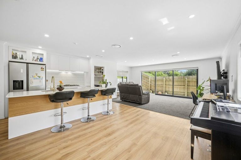 Photo of property in 18 Lyndfield Lane, Newlands, Wellington, 6037