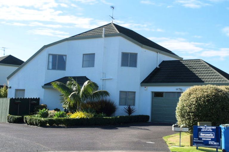 Photo of property in 1/12 Mount Blanc Place, Northpark, Auckland, 2013