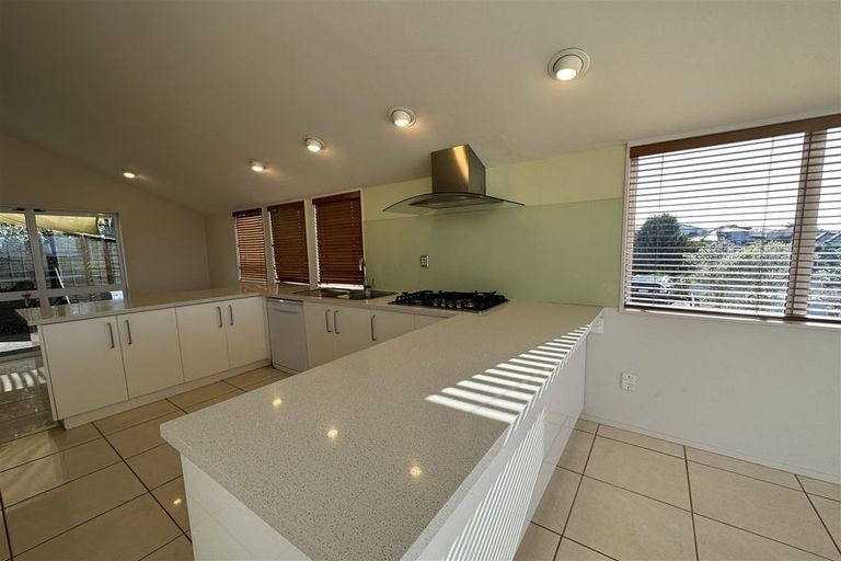 Photo of property in 2/23 Bernleigh Terrace, West Harbour, Auckland, 0618