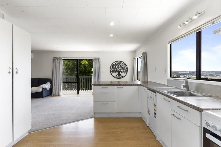 Photo of property in 1/19 Exeter Place, Unsworth Heights, Auckland, 0632