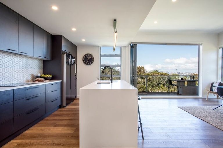 Photo of property in 8b Huka Road, Birkenhead, Auckland, 0626