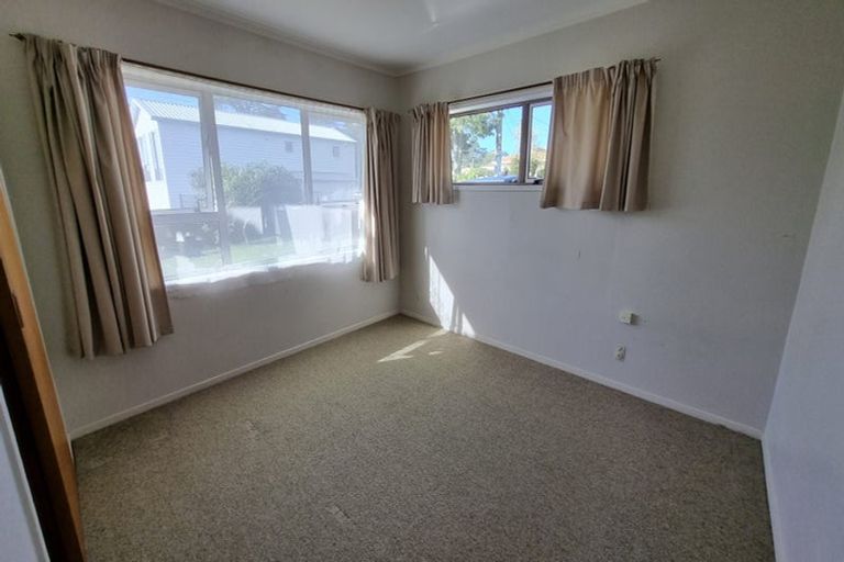 Photo of property in 1 Cleve Road, Green Bay, Auckland, 0604