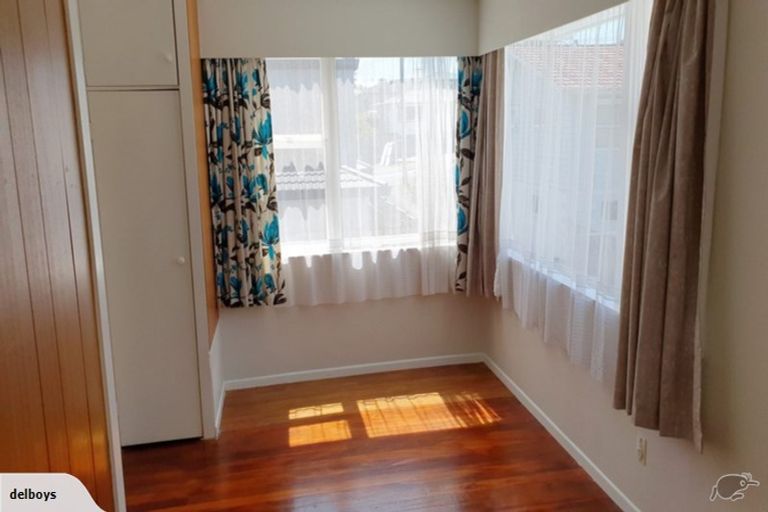 Photo of property in 2/18 Bond Crescent, Forrest Hill, Auckland, 0620