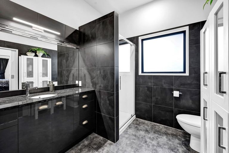 Photo of property in 11a Mace Terrace, Oakura, 4314