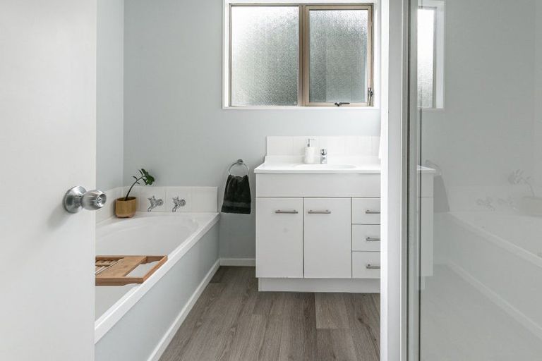 Photo of property in 5 Ladbrooke Drive, Newlands, Wellington, 6037