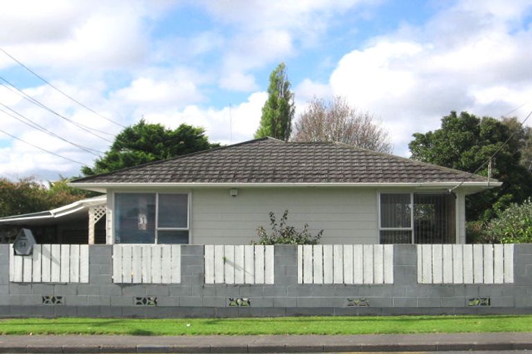 Photo of property in 84 Bruce Mclaren Road, Henderson, Auckland, 0612