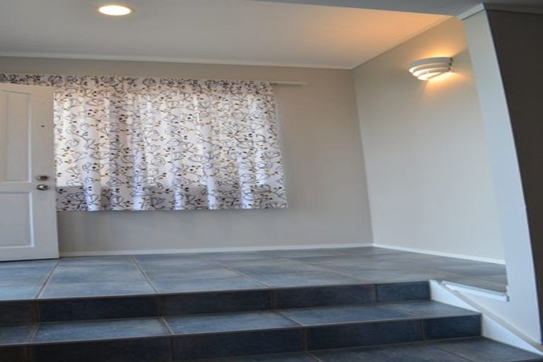 Photo of property in 92 Manhattan Heights, Glendene, Auckland, 0602