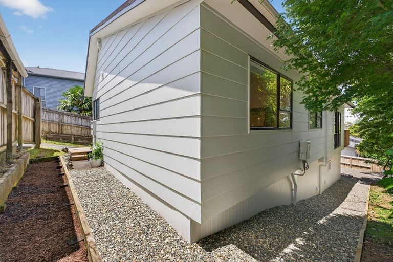 Photo of property in 2/31 Verran Road, Birkenhead, Auckland, 0626