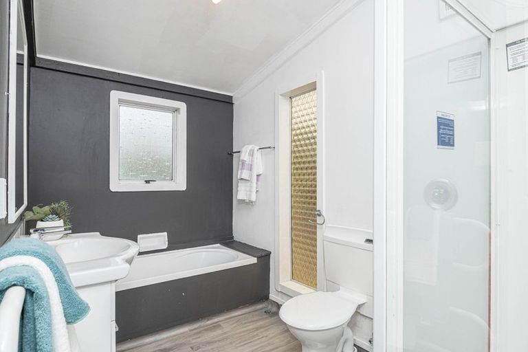 Photo of property in 10 Black Rock Road, Newlands, Wellington, 6037