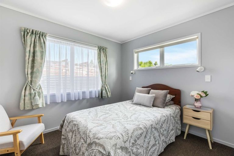 Photo of property in 27 Blanes Road, Weymouth, Auckland, 2103