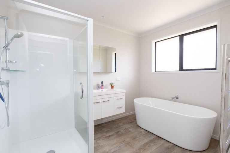 Photo of property in 18 Costello Drive, Ngatea, 3503