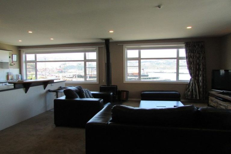 Photo of property in 2 Hawkhurst Road, Lyttelton, 8082