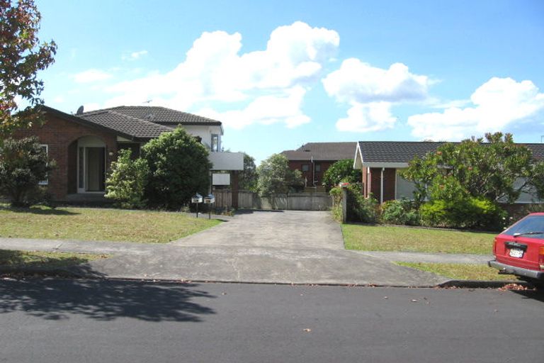 Photo of property in 1/62 Whiting Grove, West Harbour, Auckland, 0618