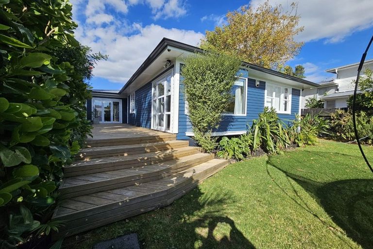 Photo of property in 5 Bayside Avenue, Te Atatu Peninsula, Auckland, 0610