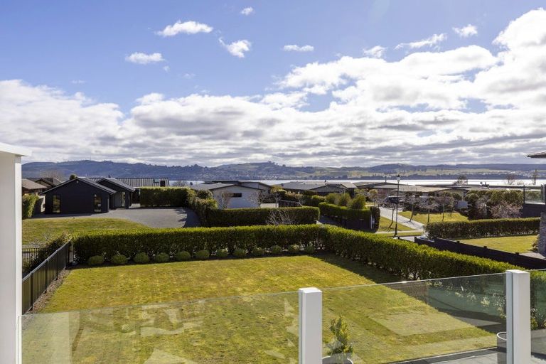 Photo of property in 20 Pukenamu Road, Rainbow Point, Taupo, 3330