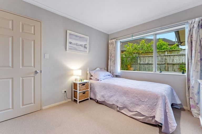 Photo of property in 2 Piriti Drive, Te Atatu Peninsula, Auckland, 0610