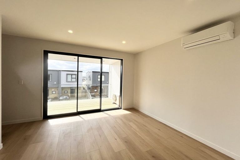 Photo of property in 11 Heketara Way, Massey, Auckland, 0614