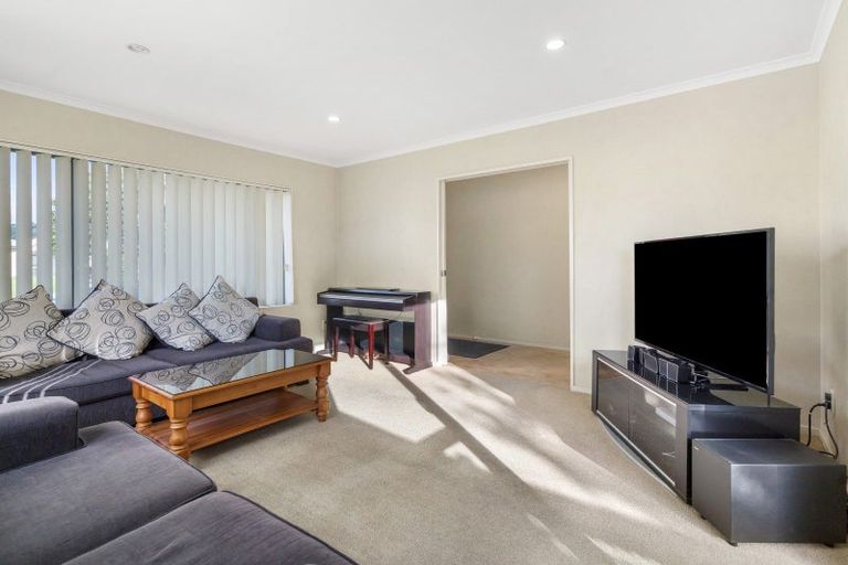 Photo of property in 2 Brosna Place, East Tamaki, Auckland, 2016