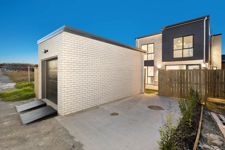 Photo of property in 18 Skua Road, Hobsonville, Auckland, 0616