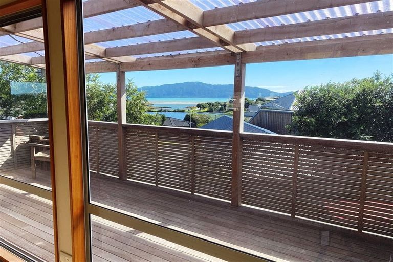 Photo of property in 17 Major Durie Place, Waikanae Beach, Waikanae, 5036