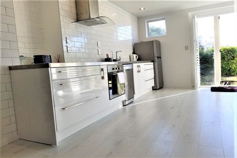 Photo of property in 33 Forrest Hill Road, Milford, Auckland, 0620