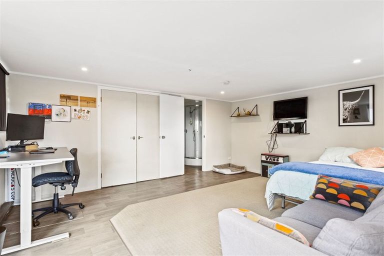 Photo of property in 27 Gill Avenue, Te Atatu Peninsula, Auckland, 0610