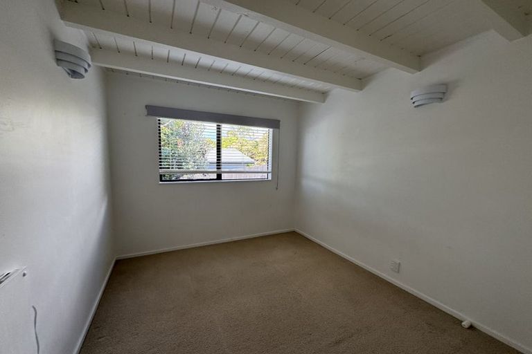 Photo of property in 2/31 Kiteroa Terrace, Rothesay Bay, Auckland, 0630