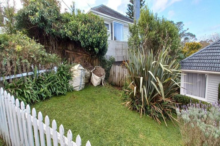 Photo of property in 1/18 Limmer Place, Browns Bay, Auckland, 0632