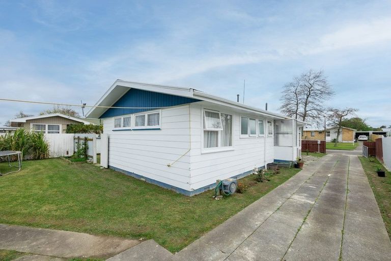 Photo of property in 19 Halswell Crescent, Westbrook, Palmerston North, 4412
