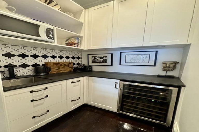 Photo of property in 322 Oriental Parade, Oriental Bay, Wellington, 6011