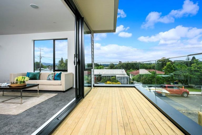 Photo of property in 3/19 Kingdale Road, Henderson, Auckland, 0610