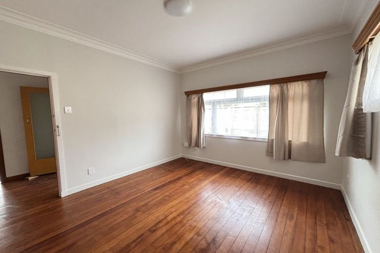 Photo of property in 39 Staveley Avenue, Mount Roskill, Auckland, 1041