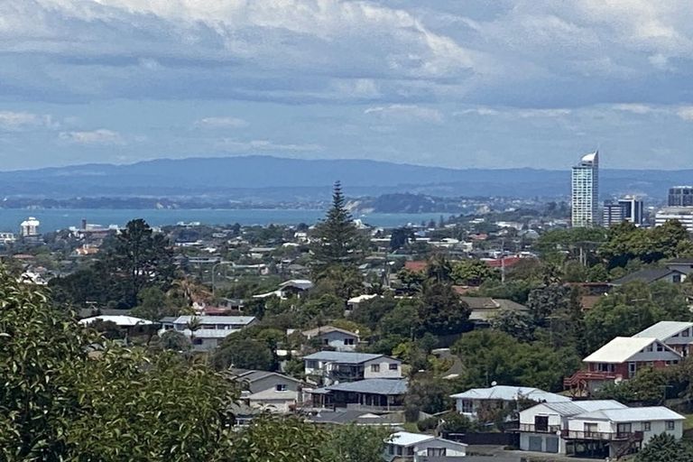 Photo of property in 83 Sunset Road, Totara Vale, Auckland, 0632