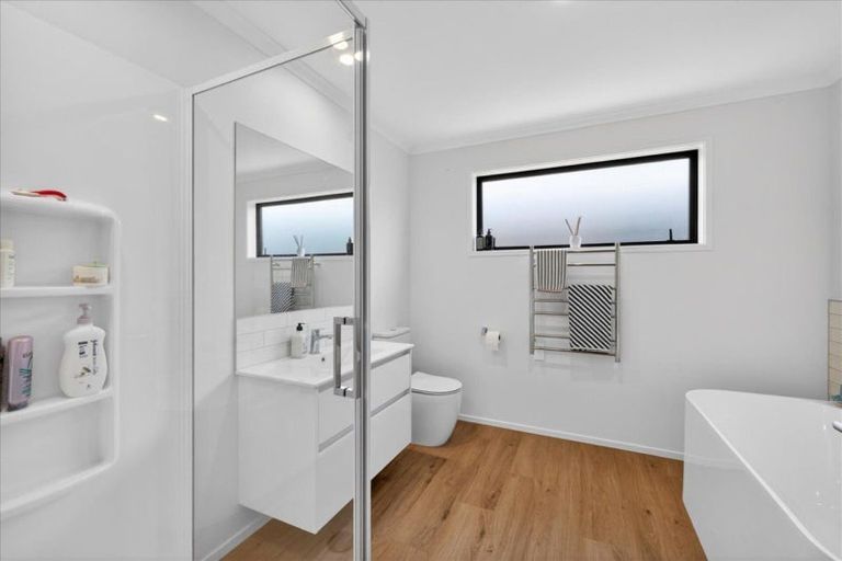 Photo of property in 46 Hammick Crescent, Pyes Pa, 3112