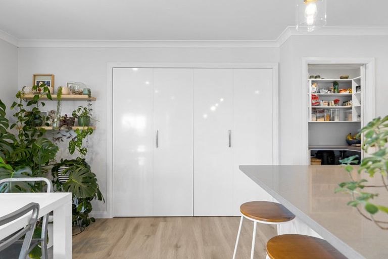 Photo of property in 6 Atlantic Drive, Fitzherbert, Palmerston North, 4410