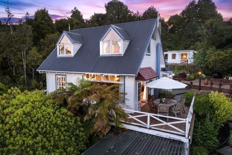 Photo of property in 552 Scenic Drive, Waiatarua, Auckland, 0612