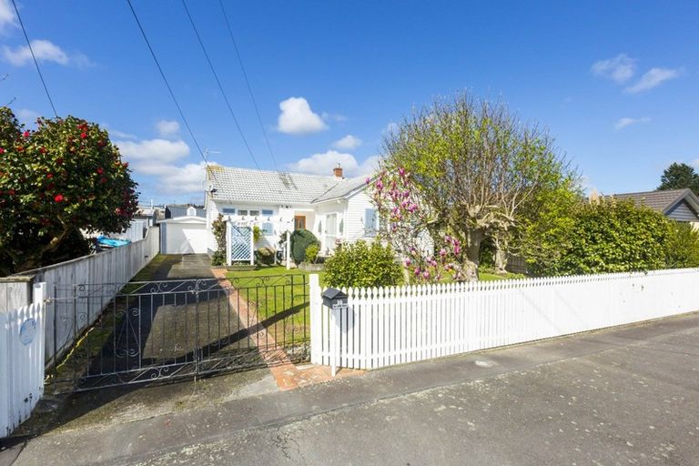 Photo of property in 10 Savage Crescent, Upper Hutt Central, Upper Hutt, 5018