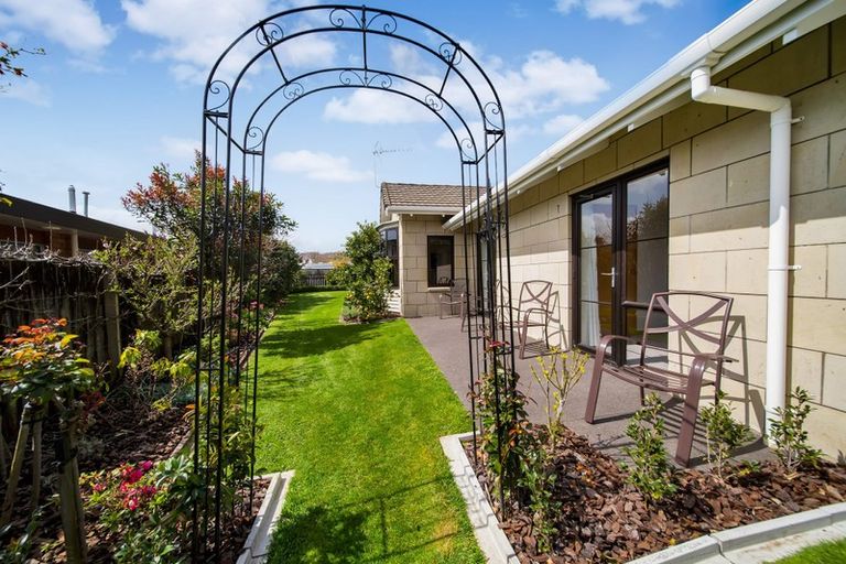 Photo of property in 10 Kinross Drive, Merrilands, New Plymouth, 4312