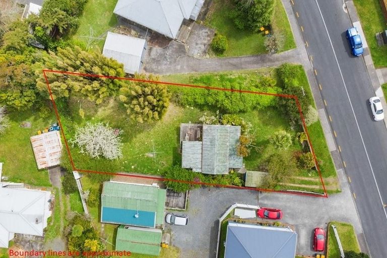 Photo of property in 11 Awaroa Road, Sunnyvale, Auckland, 0612