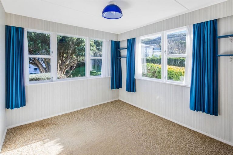 Photo of property in 28 Fairburn Grove, Johnsonville, Wellington, 6037